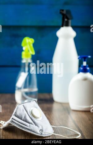 Medizinische Maske mit Handdesinfektionsmitteln auf dem Holztisch Stockfoto