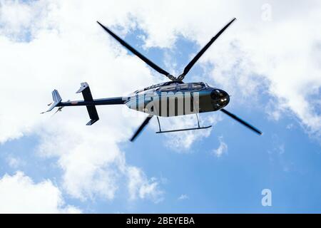 Passagierhubschrauber fliegt bei einer Flugshow Stockfoto