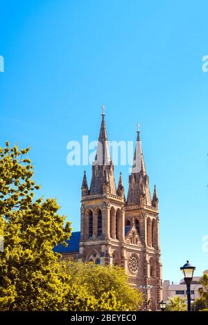 St Peter's Cathedral in North Adelaide von Pennington Gardens an einem Tag aus gesehen Stockfoto