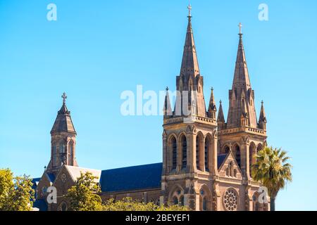 St Peter's Cathedral in North Adelaide von Pennington Gardens an einem Tag aus gesehen Stockfoto