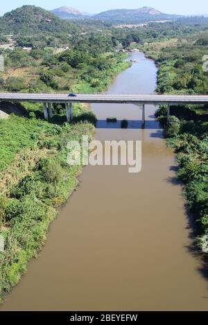 Luftaufnahme der Autobrücke über einen Fluss Stockfoto
