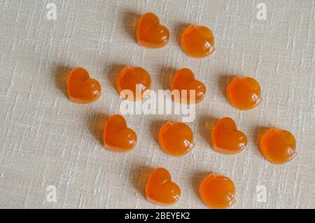 Hausgemachte Jelly-Süßigkeiten. Leckere Köstlichkeiten aus Orange. Süße Süßigkeiten ohne Zucker. Herzförmige Leckereien. Nahaufnahme. Selektiver Fokus. Stockfoto