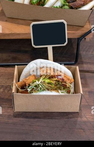 Ein vegetarischer Tofu-Burger auf einer Pappschachtel zum Verkauf an einer Restauranttheke Stockfoto