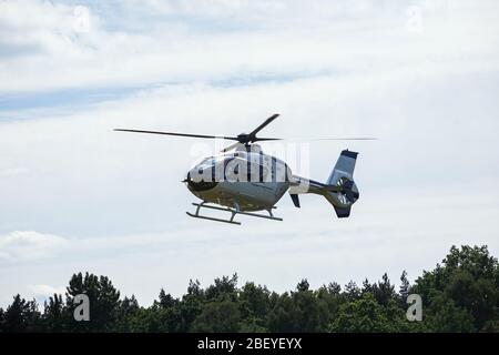 Passagierhubschrauber fliegt bei einer Flugshow Stockfoto