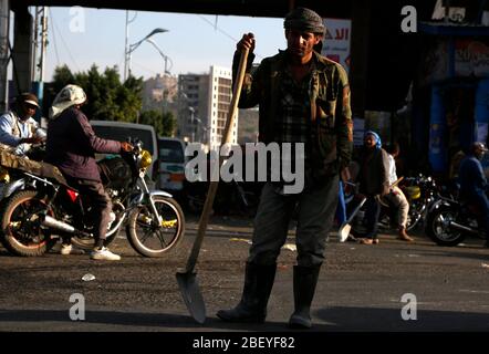 Sanaa, Jemen. April 2020. Ein jemenitischer Arbeiter, der mit Tageslöhnen arbeitet, wartet auf die Einstellung an einer Straße in Sanaa, Jemen, 13. April 2020. ZU GEHEN MIT ' Merkmal: Mögliche Coronavirus Ausbreitung stellt neues Gesundheitsrisiko für Krieg zerrissenen Jemen' Kredit: Mohammed Mohammed/Xinhua/Alamy Live News Stockfoto