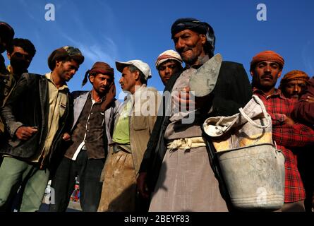 Sanaa, Jemen. April 2020. Jemenitische Arbeiter, die mit Tageslöhnen arbeiten, warten auf ihre Anstellung an einer Straße in Sanaa, Jemen, 13. April 2020. ZU GEHEN MIT ' Merkmal: Mögliche Coronavirus Ausbreitung stellt neues Gesundheitsrisiko für Krieg zerrissenen Jemen' Kredit: Mohammed Mohammed/Xinhua/Alamy Live News Stockfoto