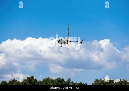 Passagierhubschrauber fliegt bei einer Flugshow Stockfoto