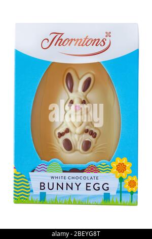 Thorntons weiße Schokolade Bunny Egg - Osterhasen Kaninchen Ei isoliert auf weißem Hintergrund bereit für Ostern Stockfoto
