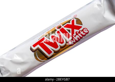 Twix Weiße Finger Set auf weißem Hintergrund - weiße Schokolade bedeckt Karamell und Keks Stockfoto