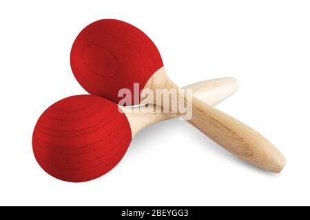 Paar rote hölzerne Maracas Hand Shaker Musikinstrument isoliert auf weißem Hintergrund. Rassel Percussion Karneval Rhythmus Party Konzept. Stockfoto