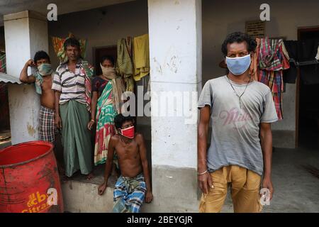 Kalkutta, Indien. April 2020. 21 Wanderarbeiter aus Jharkhand, die aufgrund der Nichtverfügbarkeit von Transporten während der landesweiten vollständigen Sperrung nicht in der Lage sind, in ihre Heimat zurückzukehren, bleiben in einer Schule von Süd-24 Parganas. (Foto von JIT Chattopadhyay/Pacific Press) Quelle: Pacific Press Agency/Alamy Live News Stockfoto