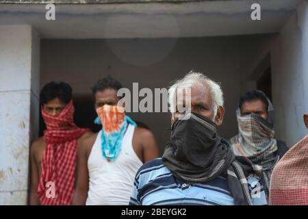 Kalkutta, Indien. April 2020. 21 Wanderarbeiter aus Jharkhand, die aufgrund der Nichtverfügbarkeit von Transporten während der landesweiten vollständigen Sperrung nicht in der Lage sind, in ihre Heimat zurückzukehren, bleiben in einer Schule von Süd-24 Parganas. (Foto von JIT Chattopadhyay/Pacific Press) Quelle: Pacific Press Agency/Alamy Live News Stockfoto