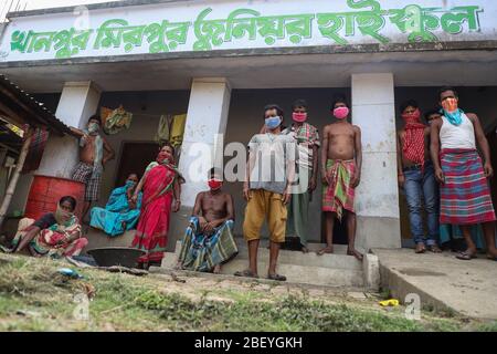 Kalkutta, Indien. April 2020. 21 Wanderarbeiter aus Jharkhand, die aufgrund der Nichtverfügbarkeit von Transporten während der landesweiten vollständigen Sperrung nicht in der Lage sind, in ihre Heimat zurückzukehren, bleiben in einer Schule von Süd-24 Parganas. (Foto von JIT Chattopadhyay/Pacific Press) Quelle: Pacific Press Agency/Alamy Live News Stockfoto