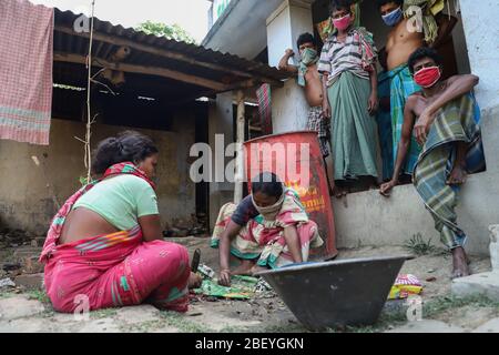 Kalkutta, Indien. April 2020. 21 Wanderarbeiter aus Jharkhand, die aufgrund der Nichtverfügbarkeit von Transporten während der landesweiten vollständigen Sperrung nicht in der Lage sind, in ihre Heimat zurückzukehren, bleiben in einer Schule von Süd-24 Parganas. (Foto von JIT Chattopadhyay/Pacific Press) Quelle: Pacific Press Agency/Alamy Live News Stockfoto