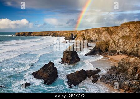 Regenbogen über der dramatischen Küste bei Bedruthan Steps Stockfoto