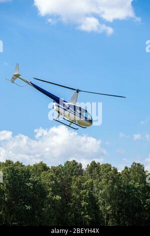 Passagierhubschrauber fliegt bei einer Flugshow Stockfoto