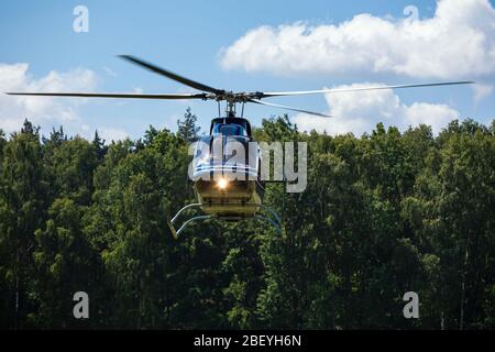 Passagierhubschrauber fliegt bei einer Flugshow Stockfoto