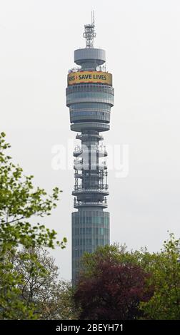 Die Botschaft der Regierung: "Bleibe heim, beschütze den NHS, rette Leben" wird in Lichtern auf dem rotierenden Display nahe dem BT Tower im Londoner Fitzrovia-Viertel gezeigt, während Großbritannien weiterhin in der Blockierung gegen die Coronavirus-Pandemie kämpft. Stockfoto