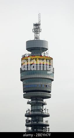 Die Botschaft der Regierung: "Bleibe heim, beschütze den NHS, rette Leben" wird in Lichtern auf dem rotierenden Display nahe dem BT Tower im Londoner Fitzrovia-Viertel gezeigt, während Großbritannien weiterhin in der Blockierung gegen die Coronavirus-Pandemie kämpft. Stockfoto