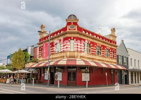 Altes Rot ein orangefarbenes Gebäude an der Market Street im Stadtzentrum von Fremantle, Australien. Stockfoto