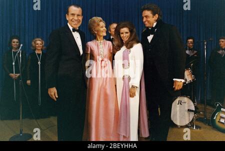 Präsident Nixon, Pat Nixon, Juni Cash und Johnny Cash nach dem Abend im Weißen Haus Ost Zimmer Konzert. April 17, 1970. Stockfoto