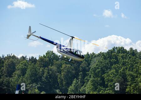 Passagierhubschrauber fliegt bei einer Flugshow Stockfoto