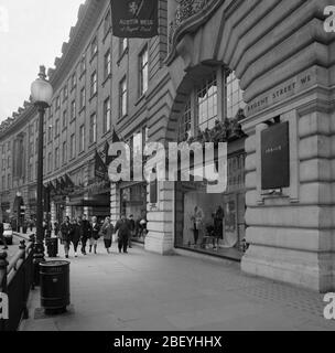 1992, Menschen, die auf der Regent Street im Zentrum von London, Großbritannien, spazieren Stockfoto