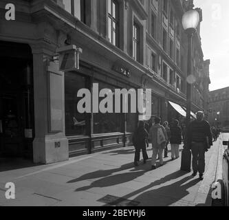 1992, Menschen, die auf der Regent Street im Zentrum von London, Großbritannien, spazieren Stockfoto