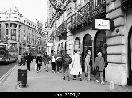 1992, Menschen, die auf der Regent Street im Zentrum von London, Großbritannien, spazieren Stockfoto