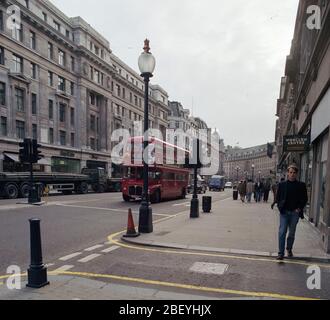 1992, Menschen, die auf der Regent Street im Zentrum von London, Großbritannien, spazieren Stockfoto