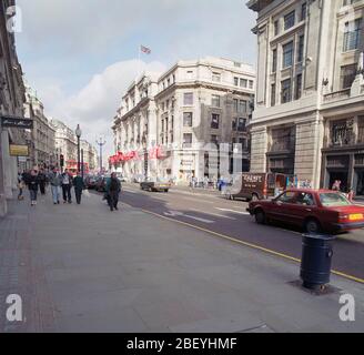 1992, Menschen, die auf der Regent Street im Zentrum von London, Großbritannien, spazieren Stockfoto