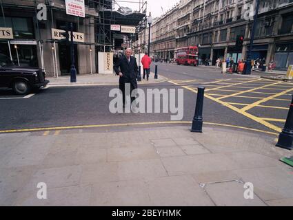 1992, Menschen, die auf der Regent Street im Zentrum von London, Großbritannien, spazieren Stockfoto