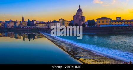 Florenz, Ponte alla Carraia mittelalterliche Brücke Wahrzeichen an Arno bei Sonnenuntergang. Toskana, Italien. Stockfoto