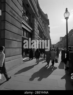 1992, Menschen, die auf der Regent Street im Zentrum von London, Großbritannien, spazieren Stockfoto