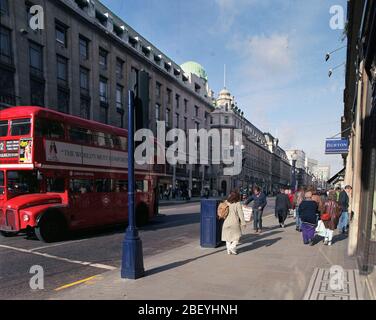 1992, Menschen, die auf der Regent Street im Zentrum von London, Großbritannien, spazieren Stockfoto