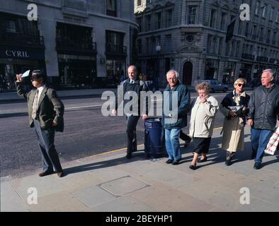 1992, Menschen, die auf der Regent Street im Zentrum von London, Großbritannien, spazieren Stockfoto