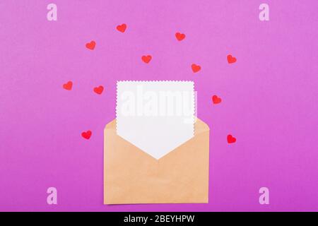 Valentinstag Liebesbrief Mockup. Mutters Day Brief Modell. Bastelhülle mit weißer, unbeschriftete Karte und Herzen auf lila Hintergrund. Urlaub Stockfoto
