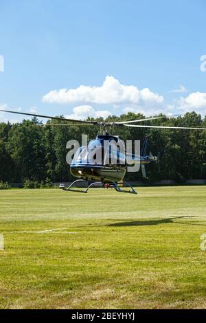 Passagierhubschrauber fliegt bei einer Flugshow Stockfoto