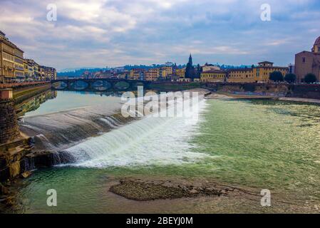 Florenz, Ponte alla Carraia mittelalterliche Brücke Wahrzeichen an Arno bei Sonnenuntergang. Toskana, Italien. Stockfoto