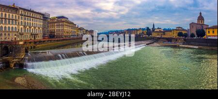 Florenz, Ponte alla Carraia mittelalterliche Brücke Wahrzeichen an Arno bei Sonnenuntergang. Toskana, Italien. Stockfoto