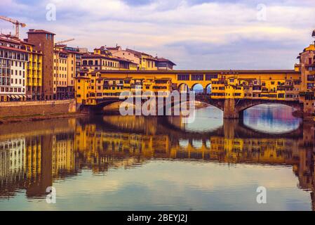 Die Ponte Vecchio, berühmte mittelalterliche Steinbrücke über den Arno in Florenz, Toskana, Italien. Stockfoto