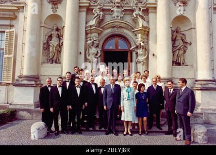 Präsident Richard Nixon, erste Dame Pat Nixon, und die Mitarbeiter des Wilanów Palast in Warschau Stockfoto