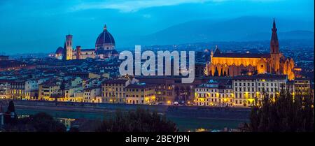 Top-Luftaufnahme von Florenz Stadt mit Duomo Cattedrale di Santa Maria del Fiore Kathedrale, Gebäude Häuser mit orange-rot gefliesten Dächern und Stockfoto