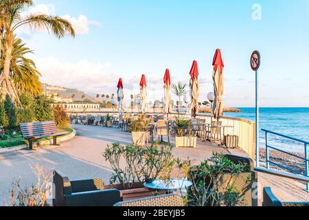 Leeres Strandcafe ohne Besucher, Leute. Leerer Strandstuhl, Tisch, Bucht, Meer, kein Tourist. Reiseverbot in Europa. Touristensaison COVID-19. Geschlossen RE Stockfoto