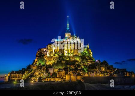 Schöne Aussicht auf das historische Wahrzeichen Le Mont Saint-Michel in der Normandie, Frankreich, ein berühmter UNESCO-Weltkulturerbe und Touristenattraktion, in der Dämmerung Stockfoto