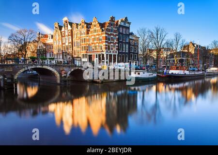 Schönes Bild des UNESCO-Weltkulturerbes Kanäle die 'Brouwersgracht' en 'Prinsengracht (Prinzkanal)' in Amsterdam, Niederlande Stockfoto