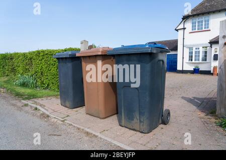 Reihe von drei Mülltonnen außerhalb des Hauses bereit, von Müllsammlern geleert werden. Much Hadham, Hertfordshire. GROSSBRITANNIEN Stockfoto