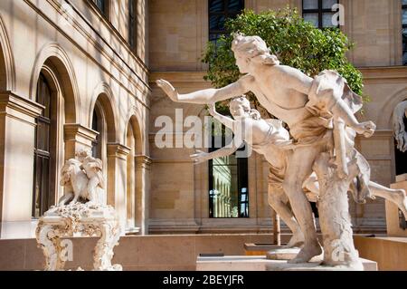 Der gott Apollo jagt die Nymphe Daphne im Freilichtskulptur-Garten Cour Marly im Louvre Museum in Paris, Frankreich. Stockfoto
