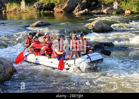 CHIANG Mai, THAILAND - 12. MAI 2018: Wildwasser-Rafting auf den Stromschnellen des Flusses Maetang in Chiang Mai, Thailand. Der Maetang-Fluss ist einer der am meisten DAN Stockfoto