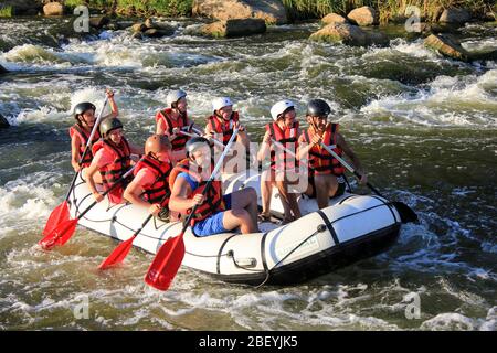 CHIANG Mai, THAILAND - 12. MAI 2018: Wildwasser-Rafting auf den Stromschnellen des Flusses Maetang in Chiang Mai, Thailand. Der Maetang-Fluss ist einer der am meisten DAN Stockfoto